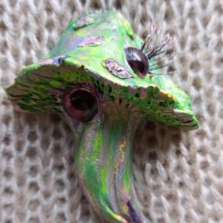 Брошь гриб глазастый зелено-фиолетовый 1