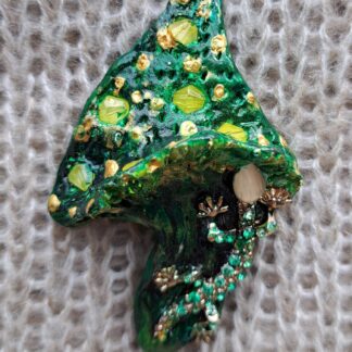 Брошь гриб зеленый с ящерицей