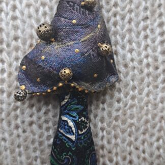 Гриб фиолетово-черно-зеленый