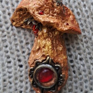 Брошь гриб  золотистый с сердцем