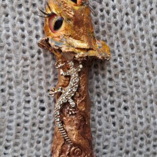 Брошь гриб глазастый  золотистый с ящерицей